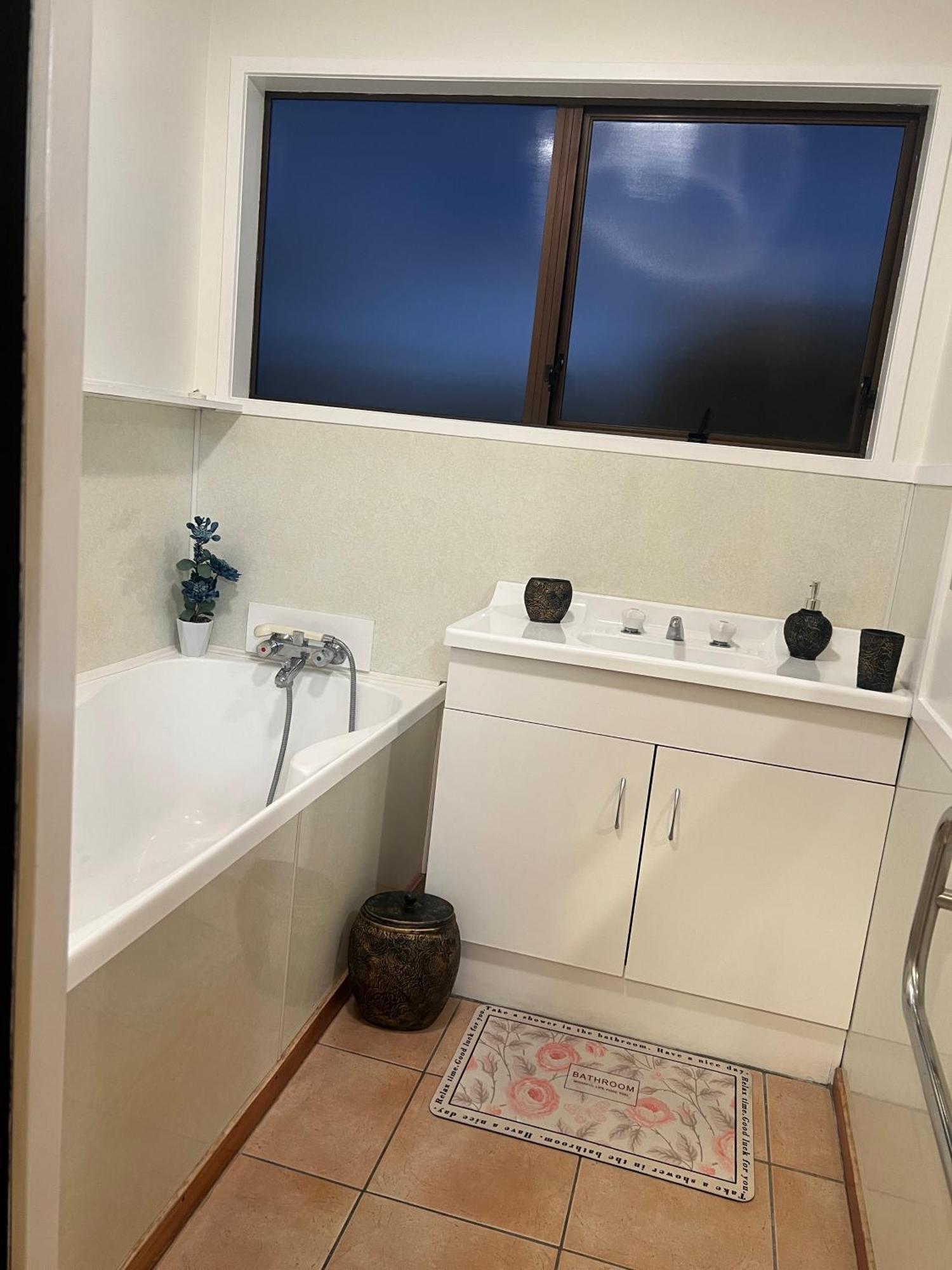 Holiday home 2 Bedroom Close To Airport *